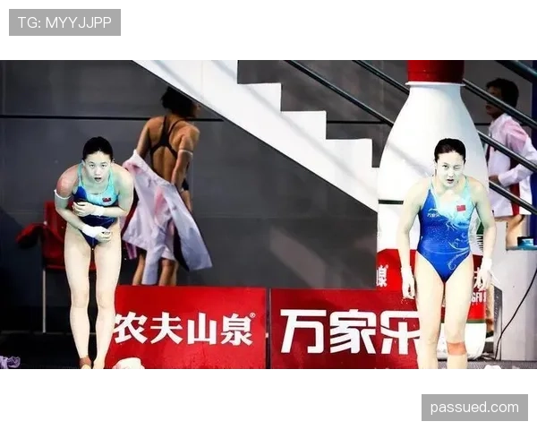 掌敏洁跳水池边啃鸡腿，教练在后面追着喊别吃！